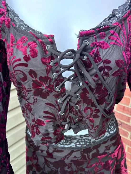 DOLLS KILL WIDOW RED BLACK LACE UP BELL SLEEVE TWO PIECE SKIRT SET SIZE XXL - Picture 5 of 7